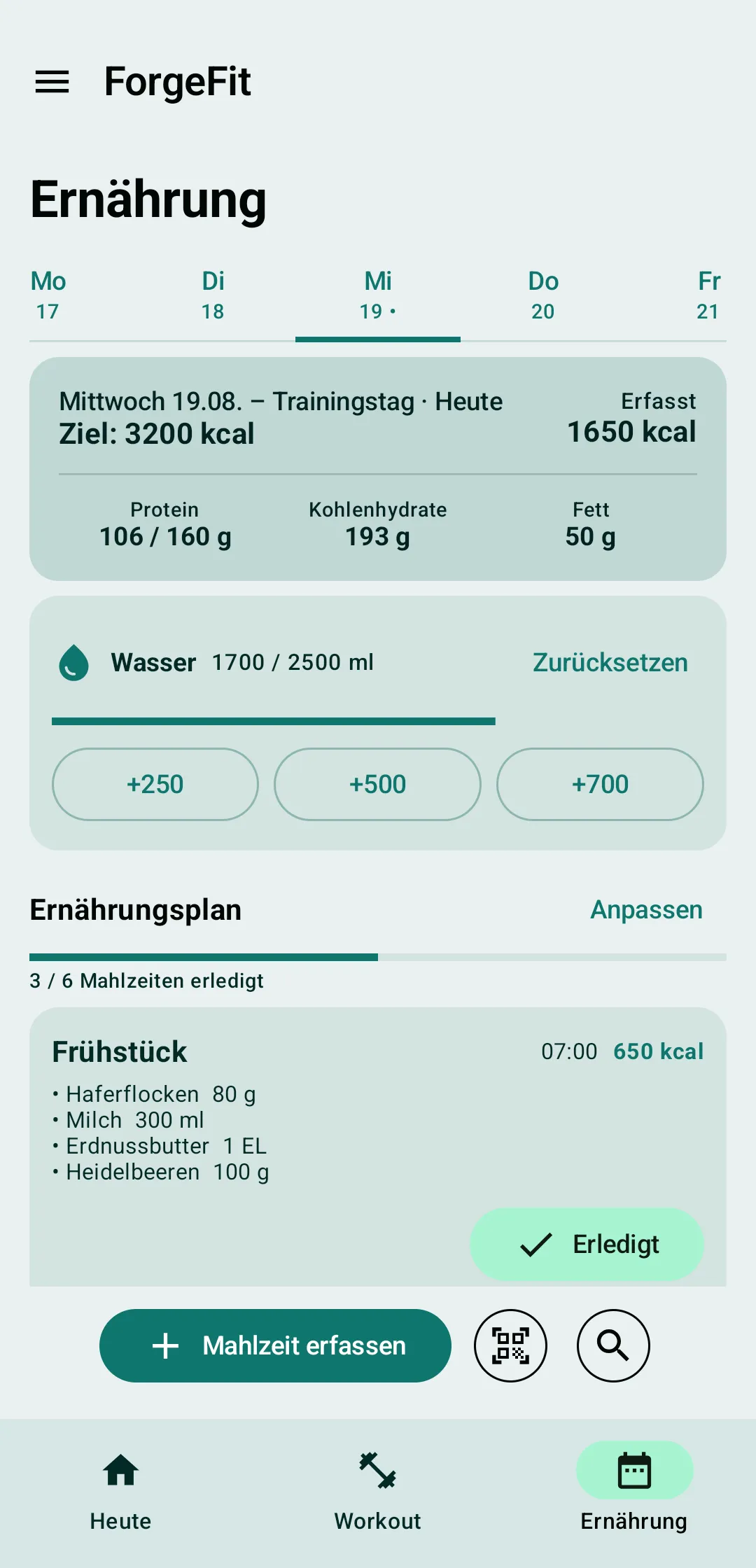 Ernährungsansicht mit Kalorienziel, Makros, Wasser-Tracking und den Mahlzeiten des Tagesplans.