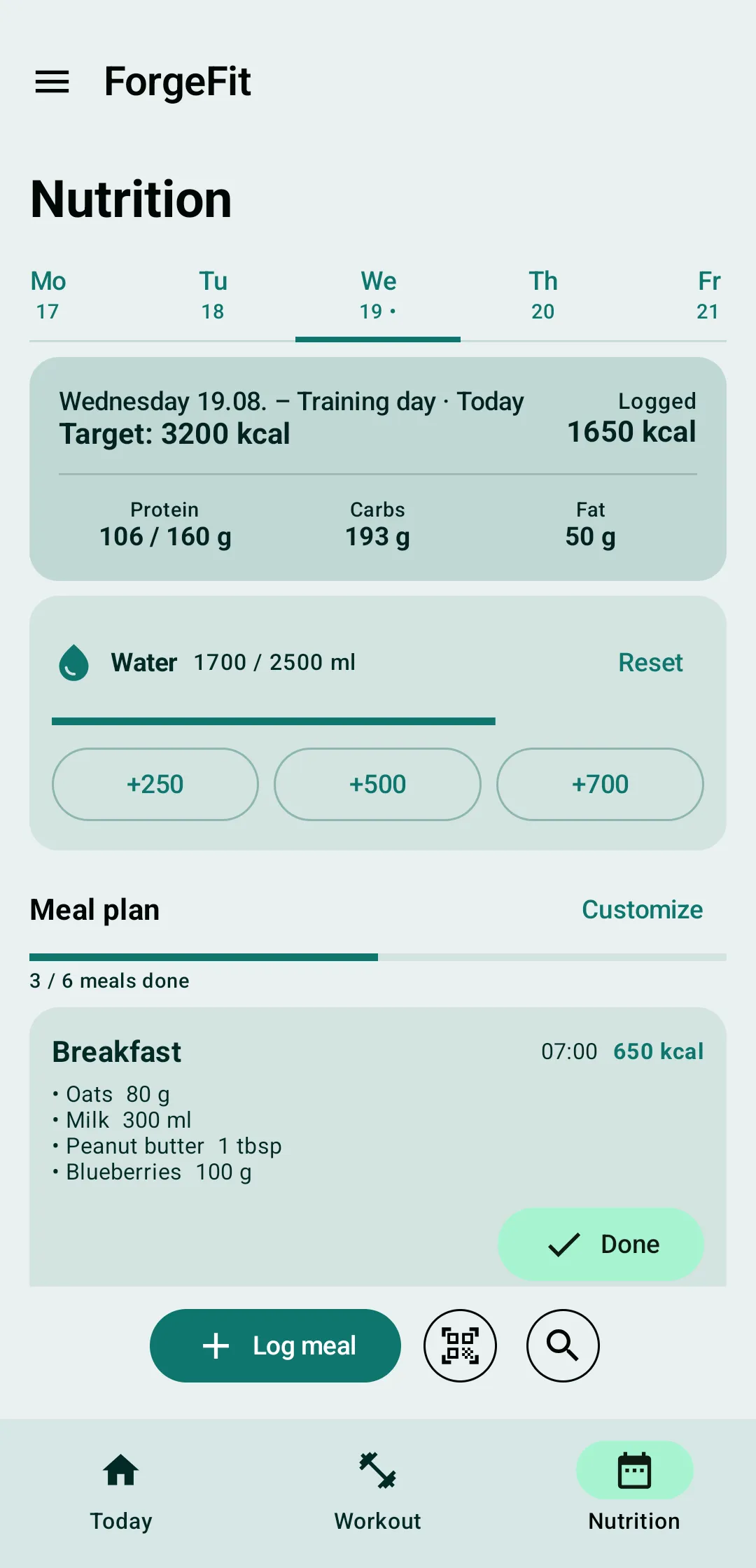 Nutrition view with calorie goal, macros, water tracking and the meals of the daily plan.